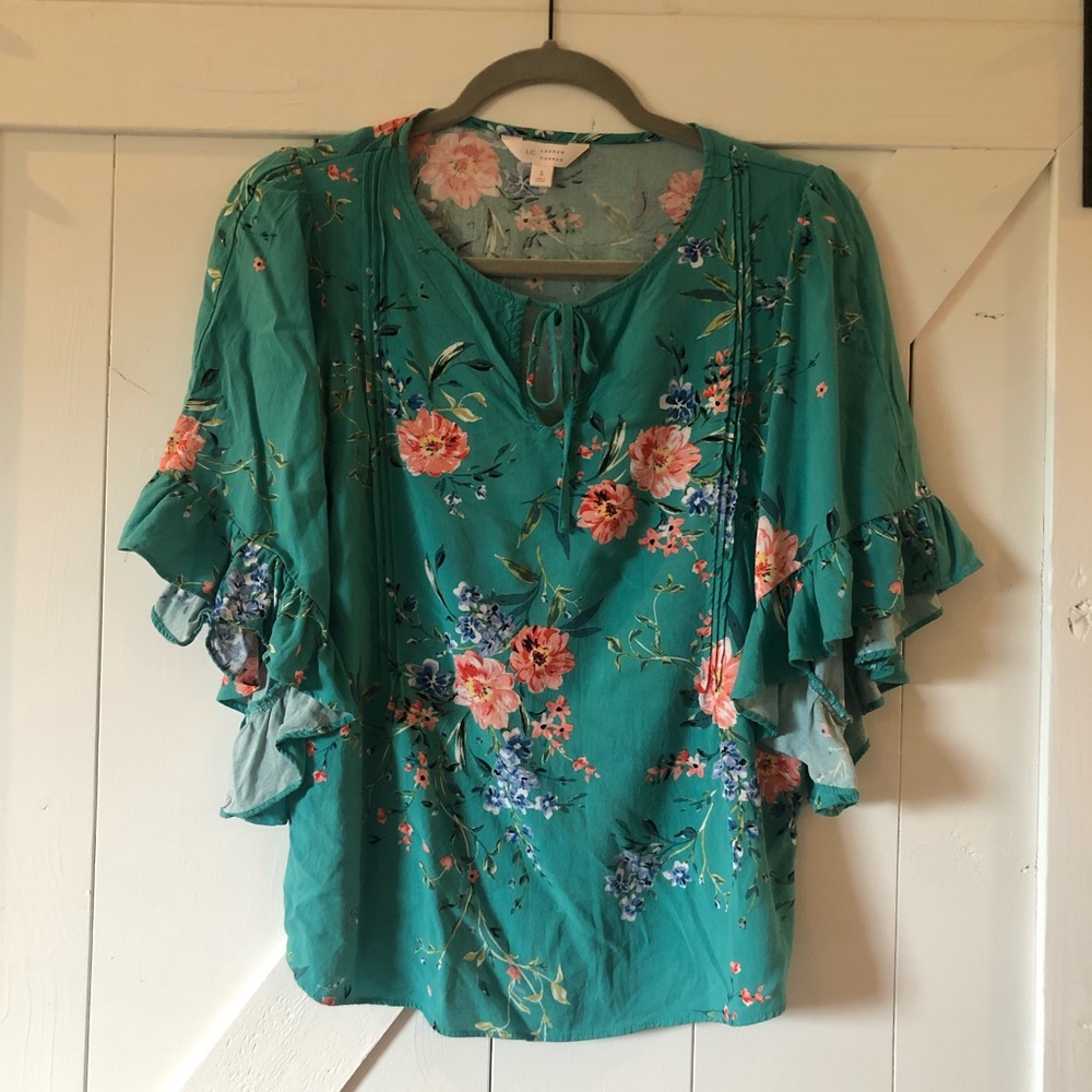 Cute Floral top with ruffle sleeves